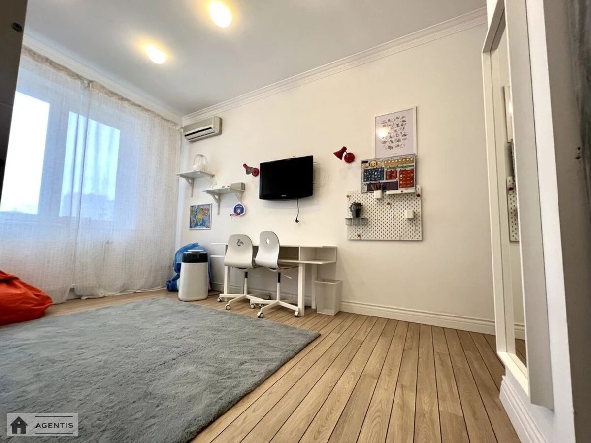 Сдам квартиру 4 комнаты, 143 m², 5 эт./17 этажей. Єжи Ґедройця вул. (Тверська), Киев. 