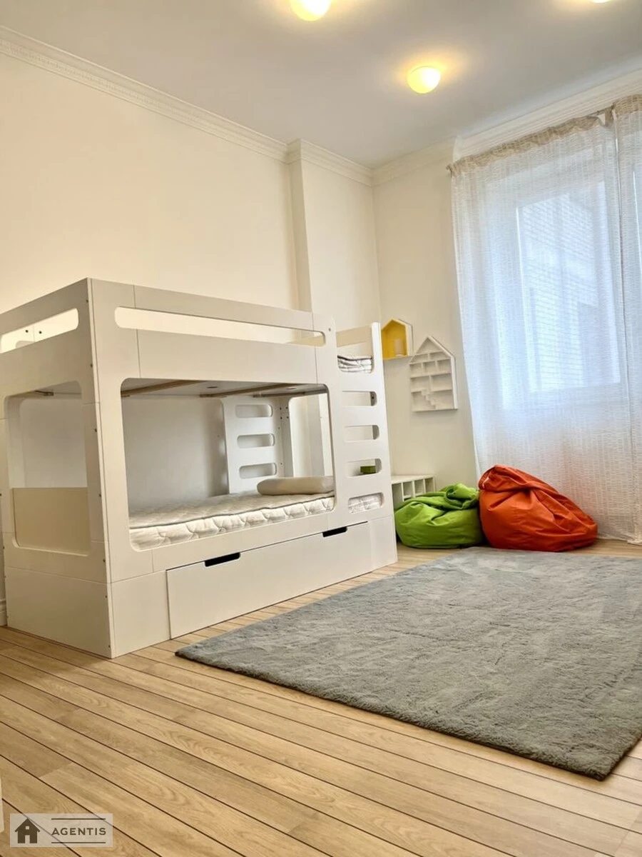 Сдам квартиру 4 комнаты, 143 m², 5 эт./17 этажей. Єжи Ґедройця вул. (Тверська), Киев. 