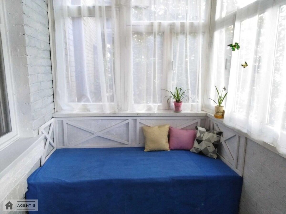 Apartment for rent 2 rooms, 43 m², 2nd fl./5 floors. Zvirynetcka, Kyiv. 