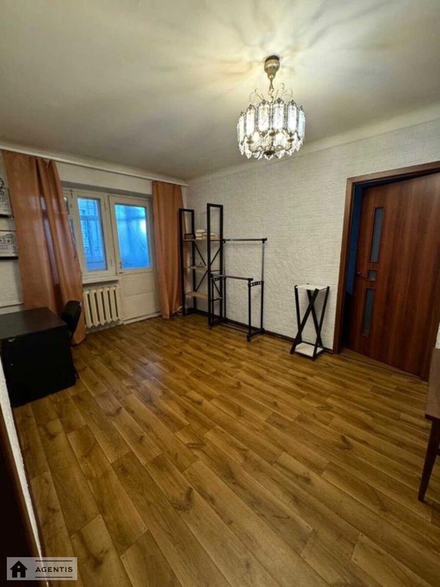 Apartment for rent 2 rooms, 43 m², 2nd fl./5 floors. Zvirynetcka, Kyiv. 