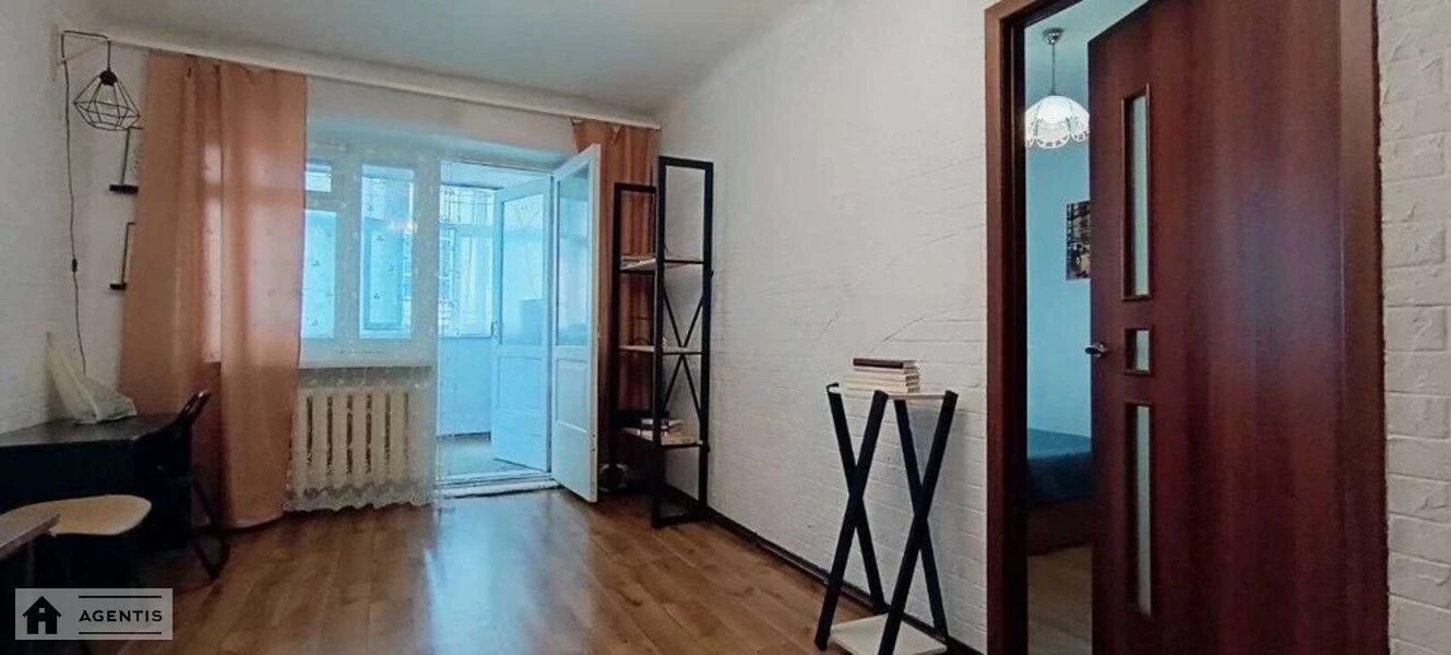 Apartment for rent 2 rooms, 43 m², 2nd fl./5 floors. Zvirynetcka, Kyiv. 