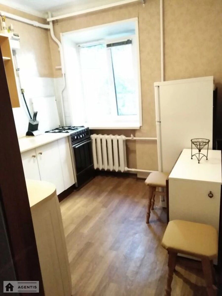 Apartment for rent 2 rooms, 43 m², 2nd fl./5 floors. Zvirynetcka, Kyiv. 