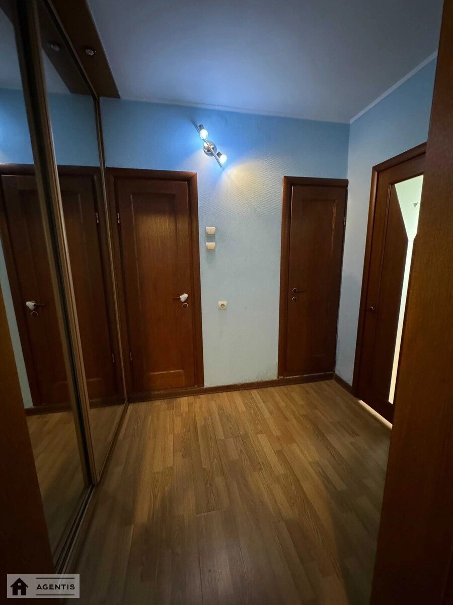 Сдам квартиру 2 комнаты, 55 m², 7 эт./16 этажей. 1, Леся Курбаса 1, Киев. 