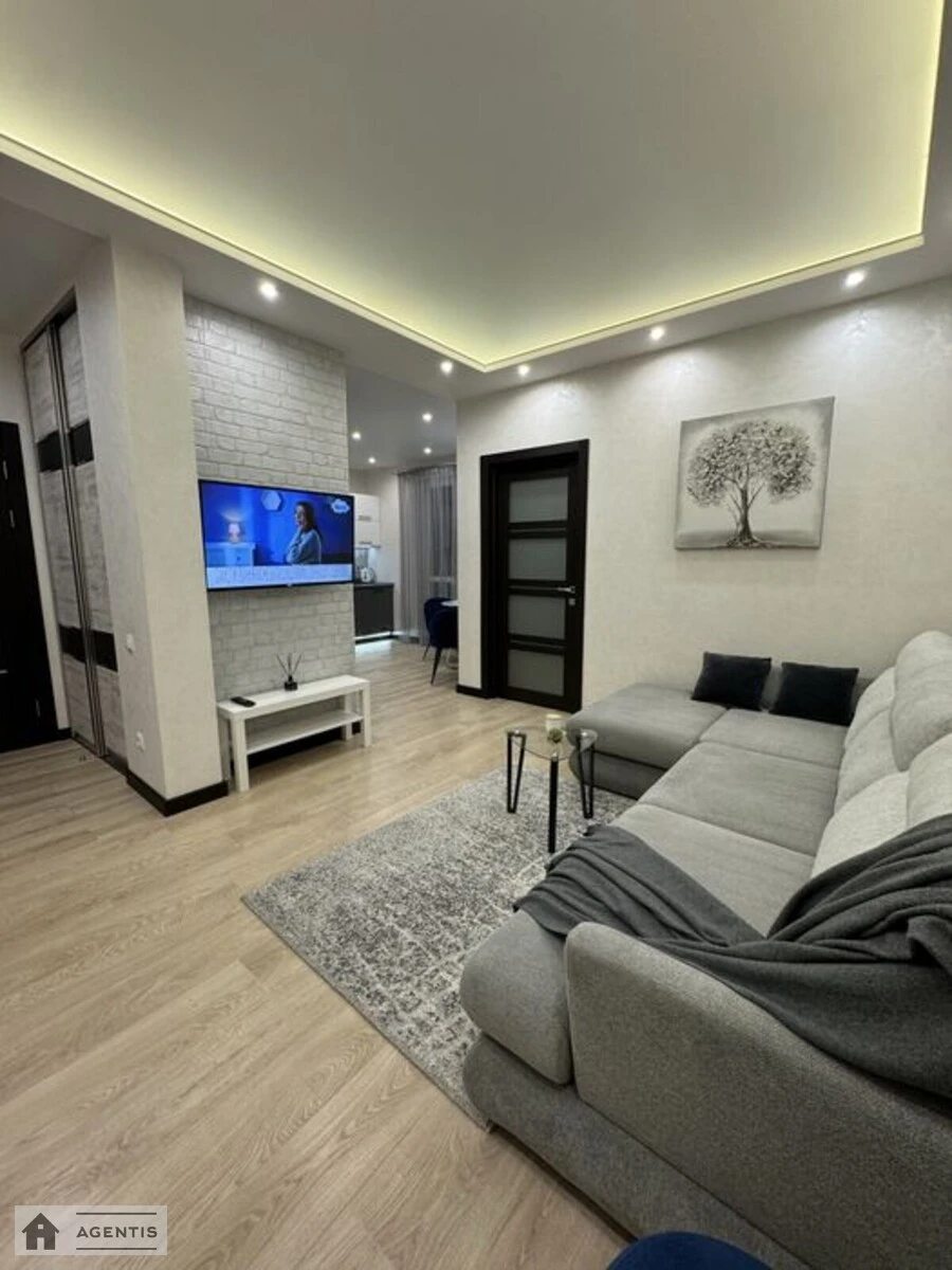 Сдам квартиру 2 комнаты, 49 m², 5 эт./12 этажей. 38, Драгоманова 38, Киев. 