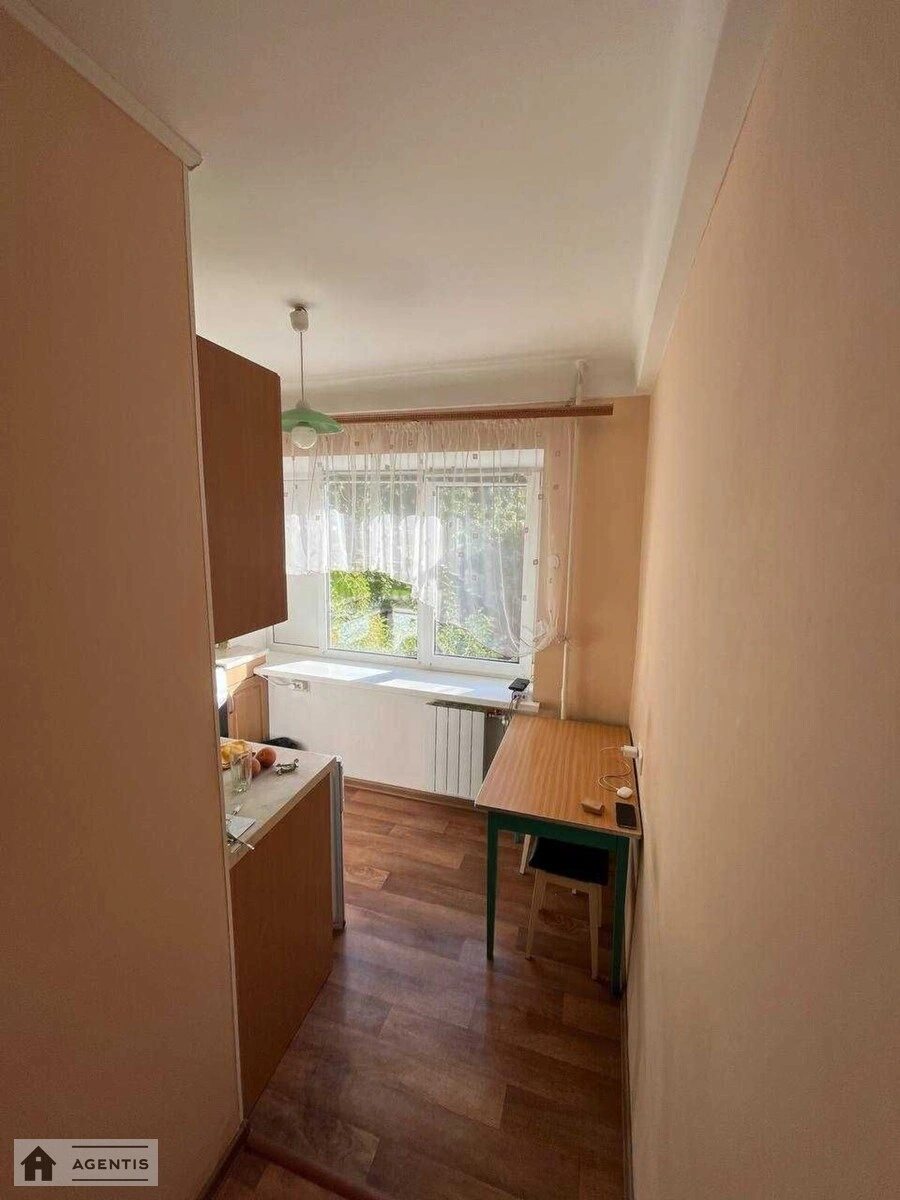 Apartment for rent 1 room, 28 m², 2nd fl./5 floors. Biloruska, Kyiv. 