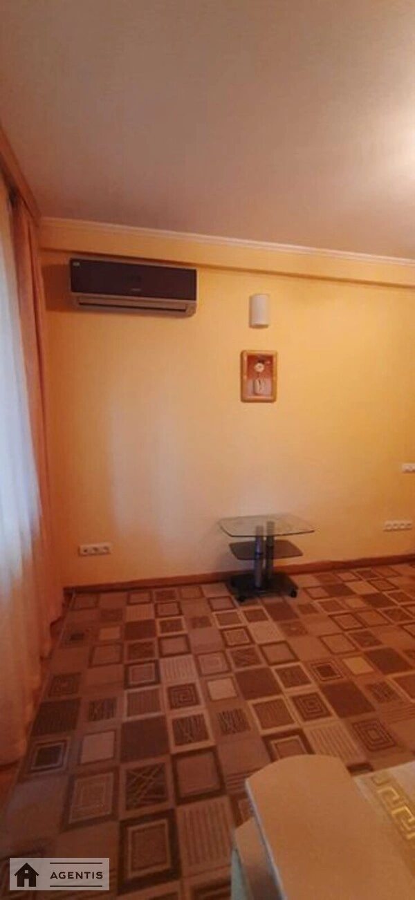 Apartment for rent 1 room, 32 m², 2nd fl./5 floors. 5, Ihorya Turchyna vul. Vasylya Blyukhera, Kyiv. 