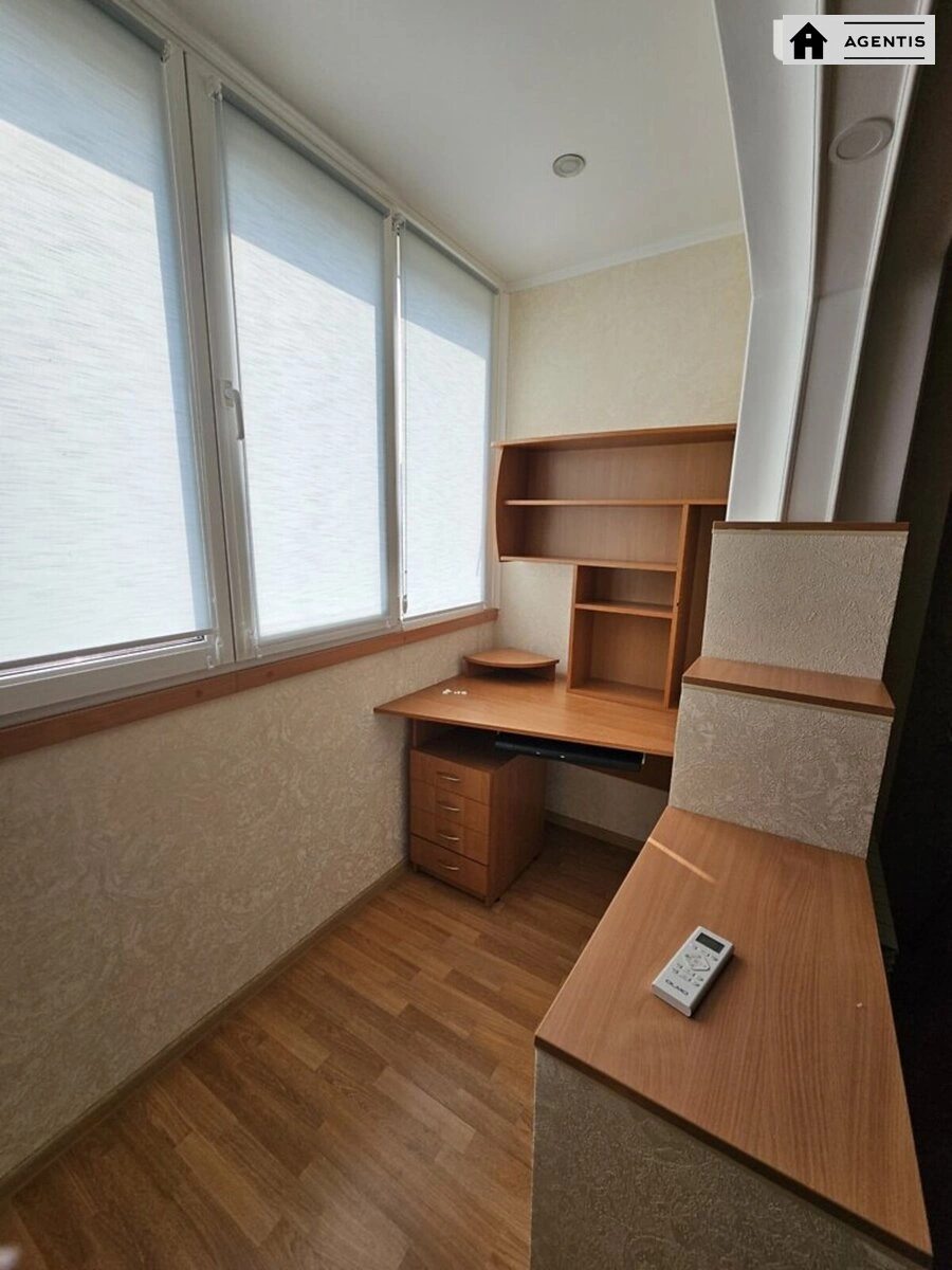 Сдам квартиру 3 комнаты, 65 m², 4 эт./10 этажей. 42, Драгоманова 42, Киев. 