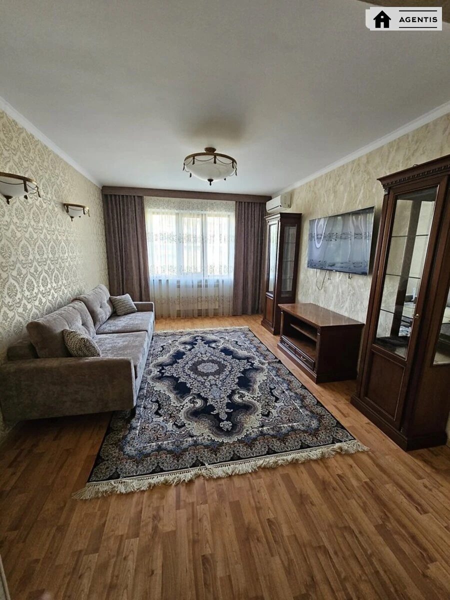 Здам квартиру 3 кімнати, 65 m², 4 пов./10 поверхів. 42, Драгоманова 42, Київ. 