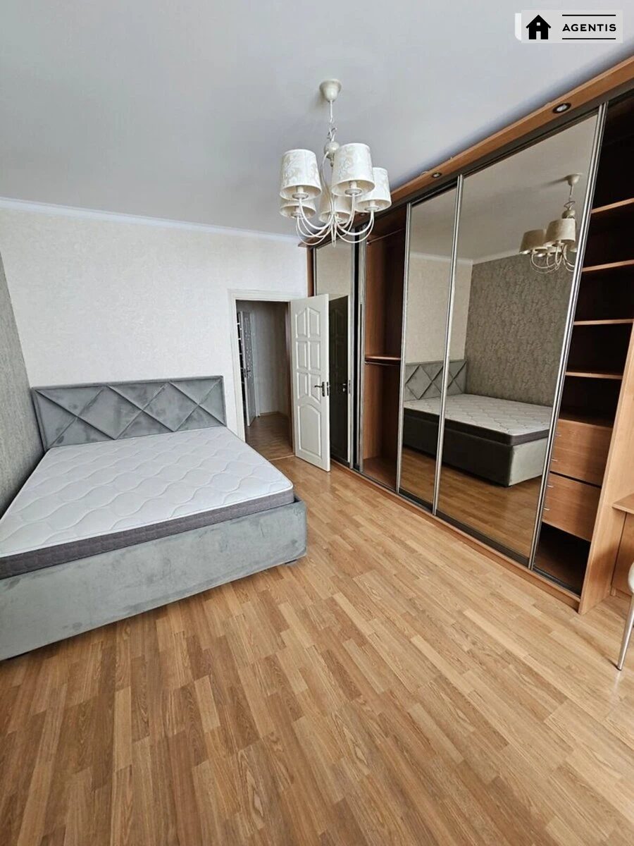 Здам квартиру 3 кімнати, 65 m², 4 пов./10 поверхів. 42, Драгоманова 42, Київ. 