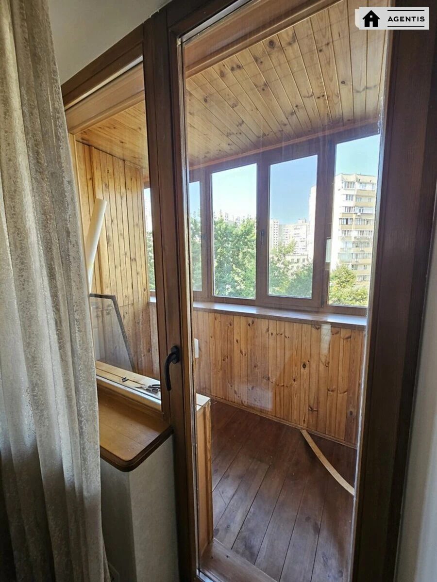 Здам квартиру 3 кімнати, 65 m², 4 пов./10 поверхів. 42, Драгоманова 42, Київ. 