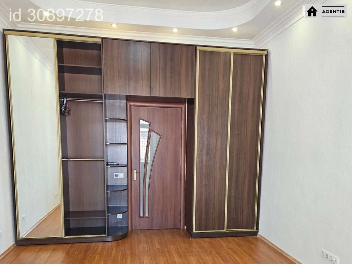 Сдам квартиру 2 комнаты, 76 m², 8 эт./9 этажей. 19, Владимирская 19, Киев. 