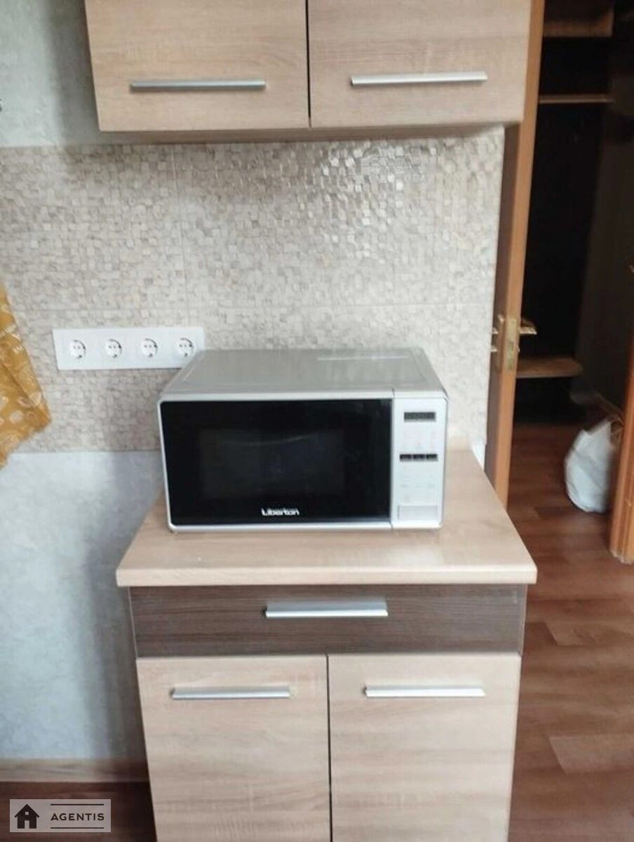 Сдам квартиру 2 комнаты, 45 m², 2 эт./5 этажей. 17, Олени Теліги вул., Киев. 