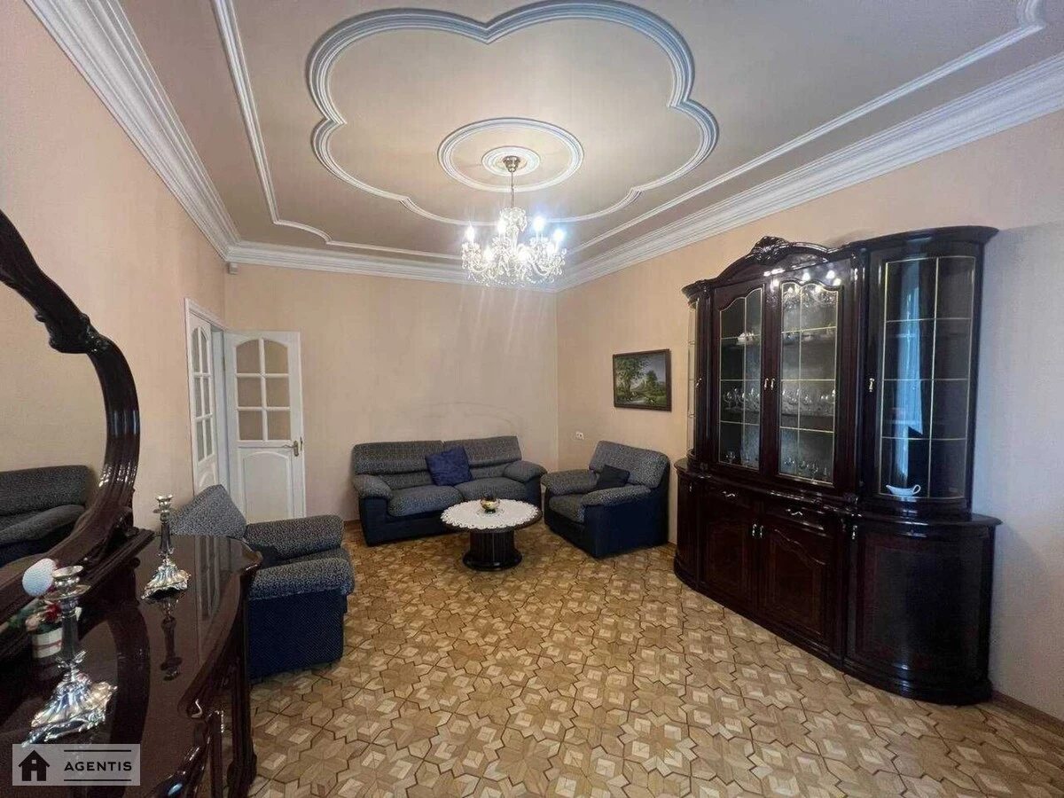 Сдам квартиру 3 комнаты, 70 m², 2 эт./5 этажей. 29, Леси Украинки 29, Киев. 