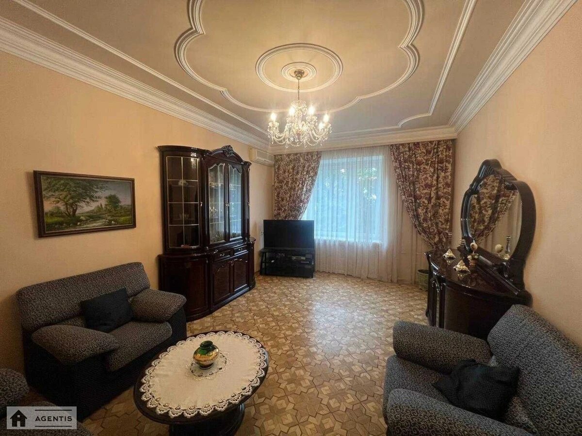 Сдам квартиру 3 комнаты, 70 m², 2 эт./5 этажей. 29, Леси Украинки 29, Киев. 