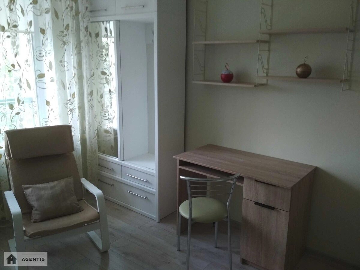 Apartment for rent 1 room, 30 m², 5th fl./9 floors. Pecherskyy rayon, Kyiv. 