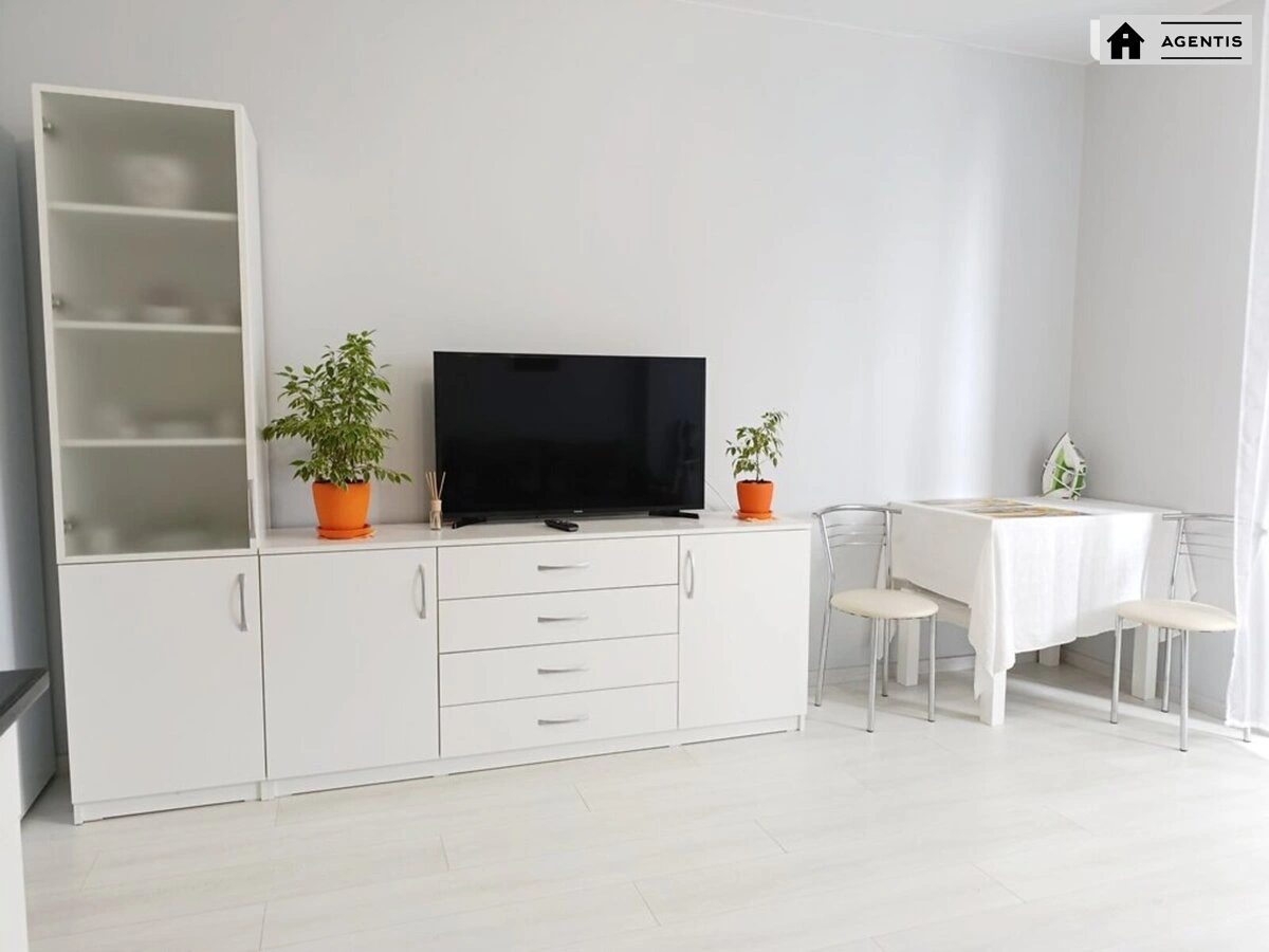 Сдам квартиру 1 комната, 38 m², 11 эт./16 этажей. 15, Харьковское 15, Киев. 