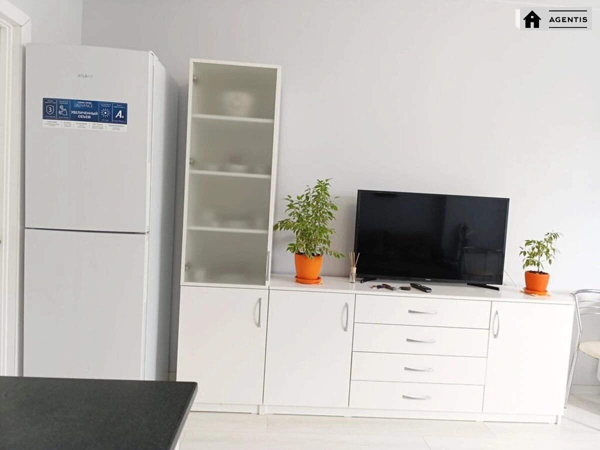 Сдам квартиру 1 комната, 38 m², 11 эт./16 этажей. 15, Харьковское 15, Киев. 