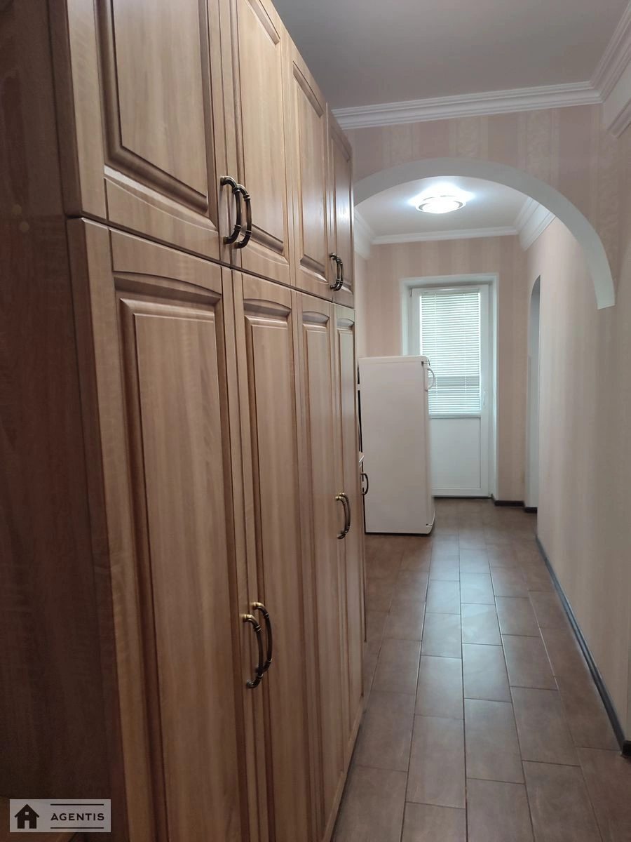 Сдам квартиру 2 комнаты, 56 m², 2 эт./9 этажей. 11, Шолом-Алейхема 11, Киев. 