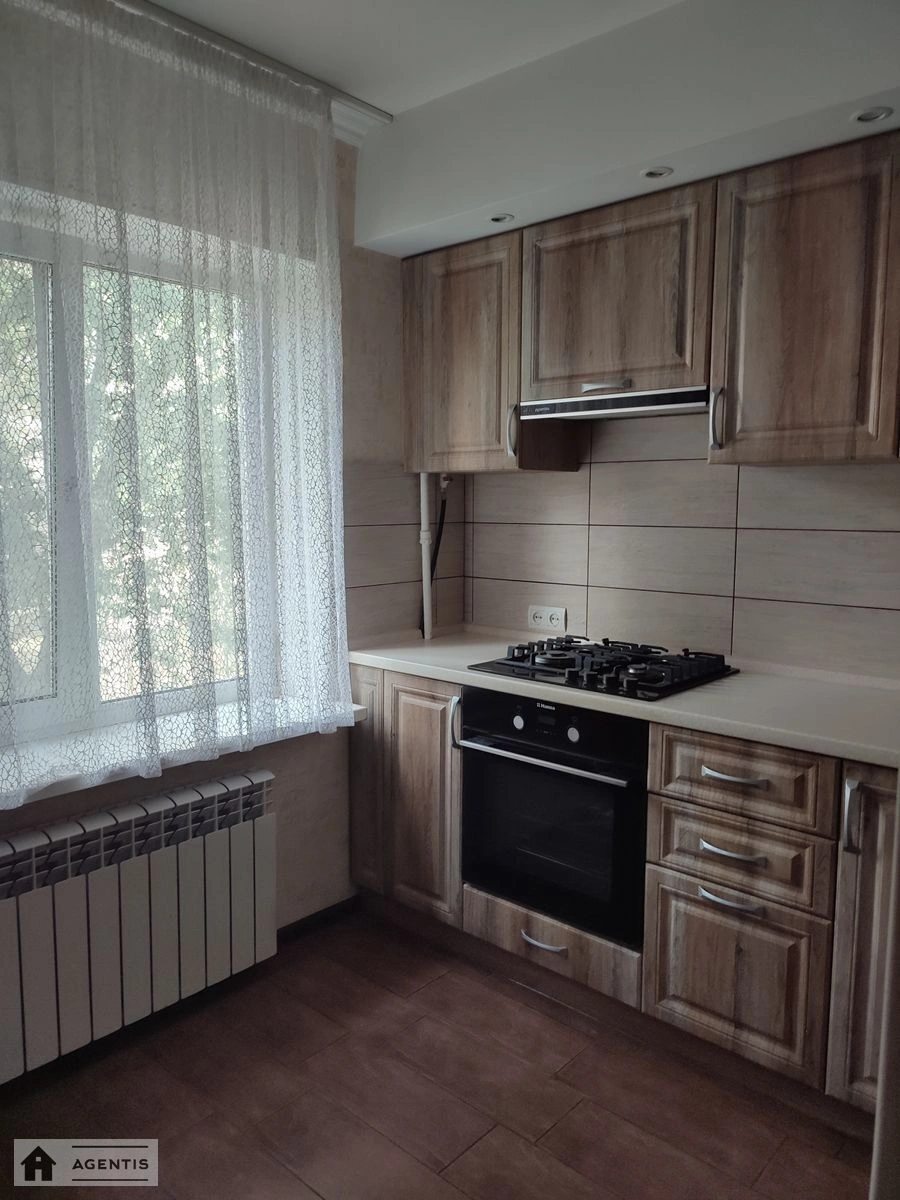 Сдам квартиру 2 комнаты, 56 m², 2 эт./9 этажей. 11, Шолом-Алейхема 11, Киев. 