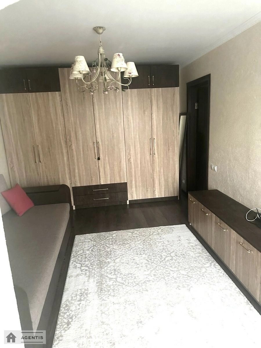 Сдам квартиру 1 комната, 45 m², 3 эт./5 этажей. 15, Чорних Запорожців вул. (Запорожця Петра), Киев. 