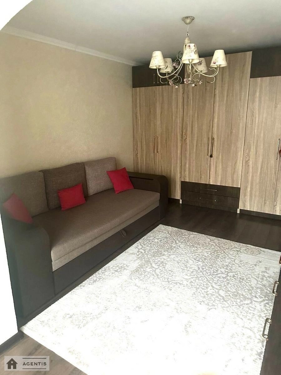 Сдам квартиру 1 комната, 45 m², 3 эт./5 этажей. 15, Чорних Запорожців вул. (Запорожця Петра), Киев. 