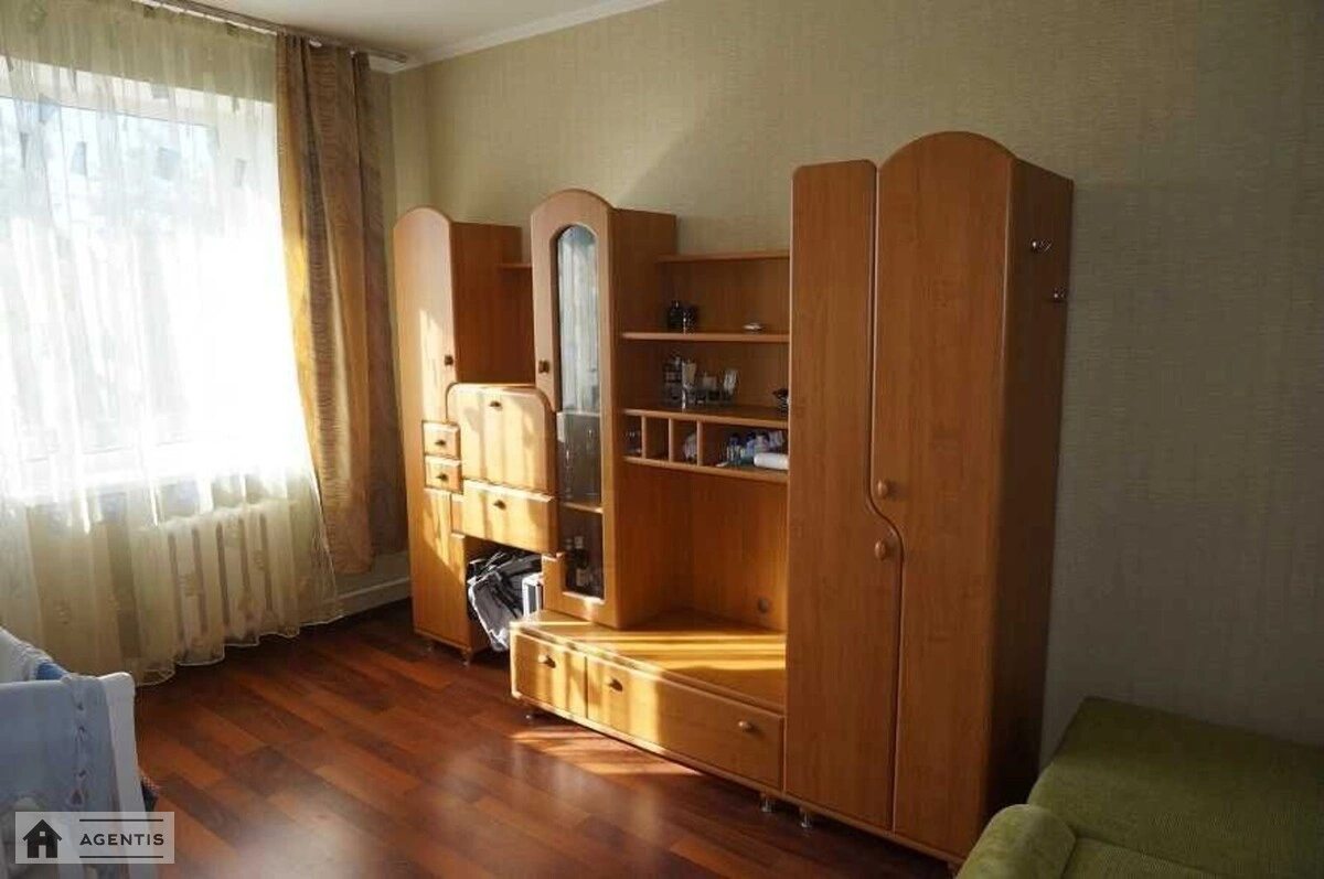 Сдам квартиру 1 комната, 30 m², 3 эт./5 этажей. 4, Андрія Головка вул., Киев. 