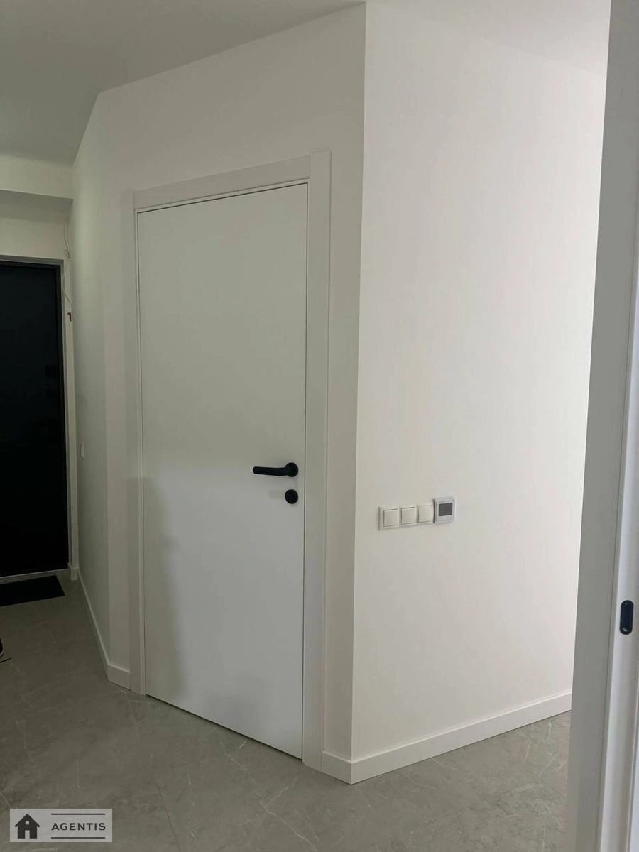 Сдам квартиру 2 комнаты, 45 m², 5 эт./5 этажей. 6, Чорних Запорожців вул. (Петра Запорожця), Киев. 