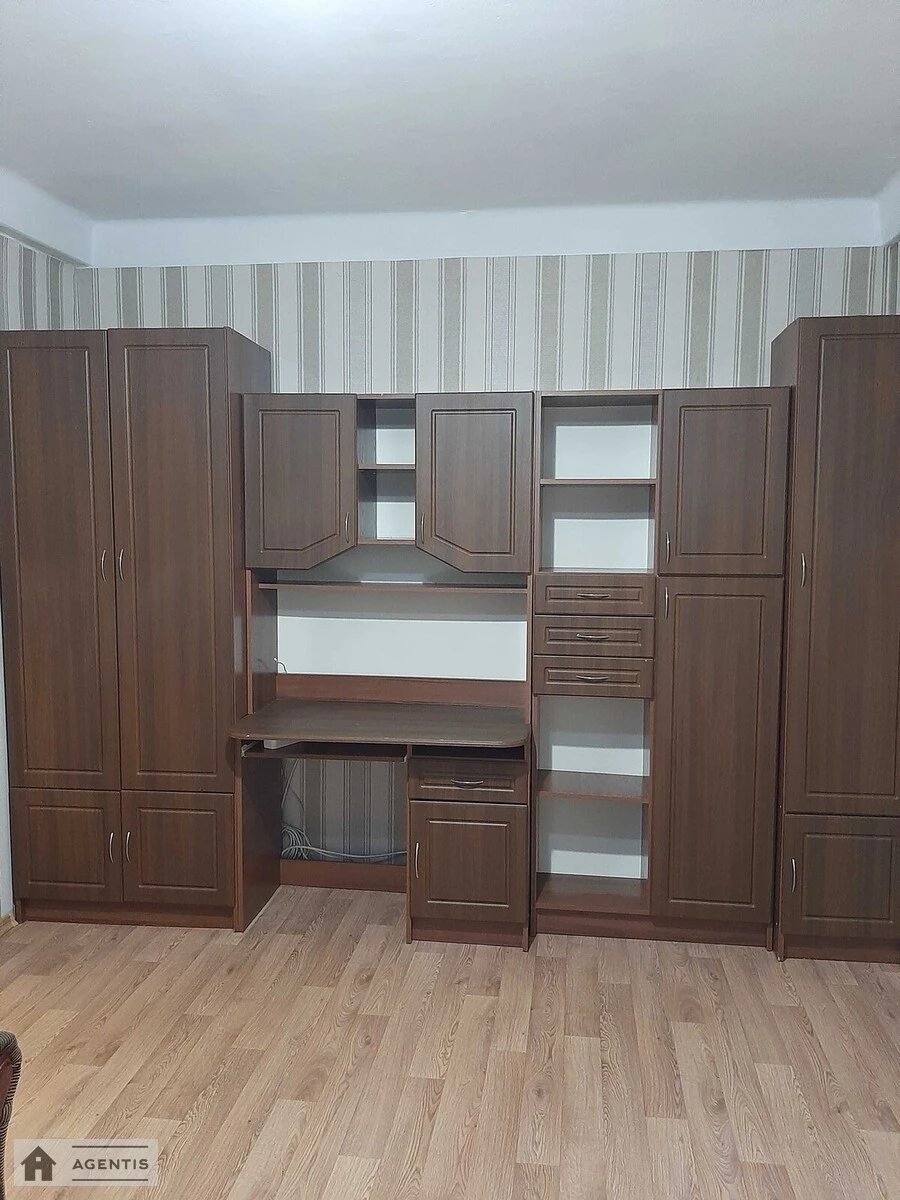 Apartment for rent 1 room, 33 m², 1st fl./9 floors. 6, Zhulya Verna bulv. Romena Rollana, Kyiv. 