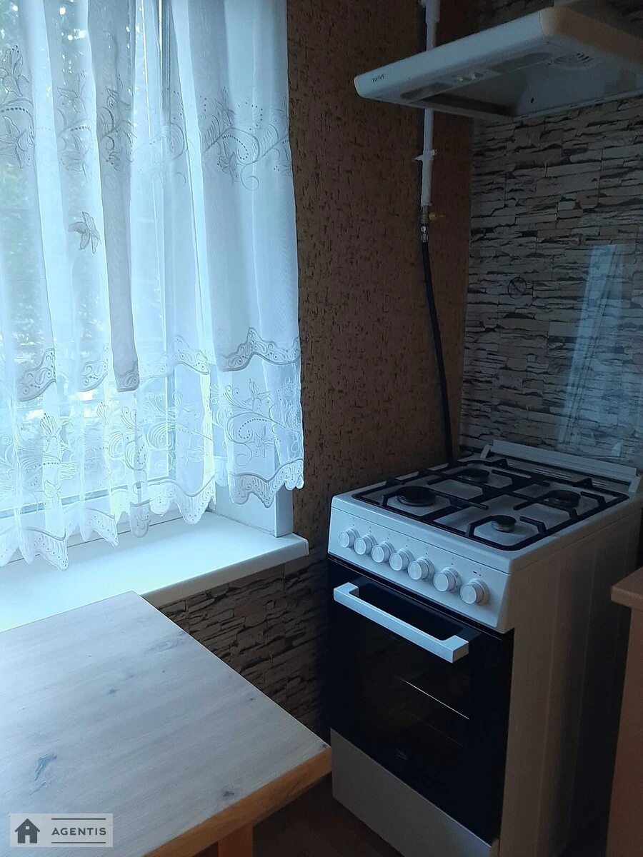 Apartment for rent 1 room, 33 m², 1st fl./9 floors. 6, Zhulya Verna bulv. Romena Rollana, Kyiv. 