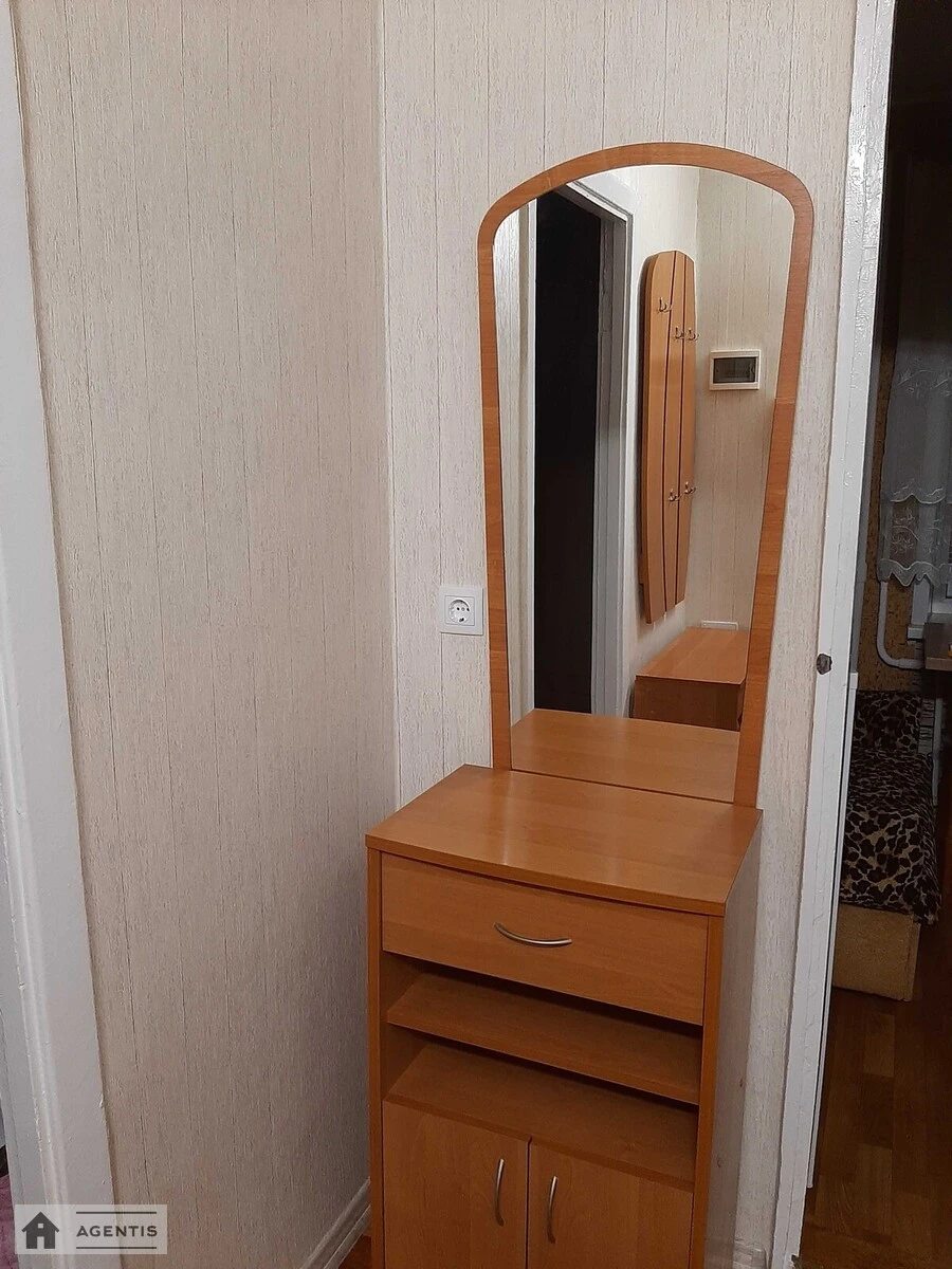 Apartment for rent 1 room, 33 m², 1st fl./9 floors. 6, Zhulya Verna bulv. Romena Rollana, Kyiv. 