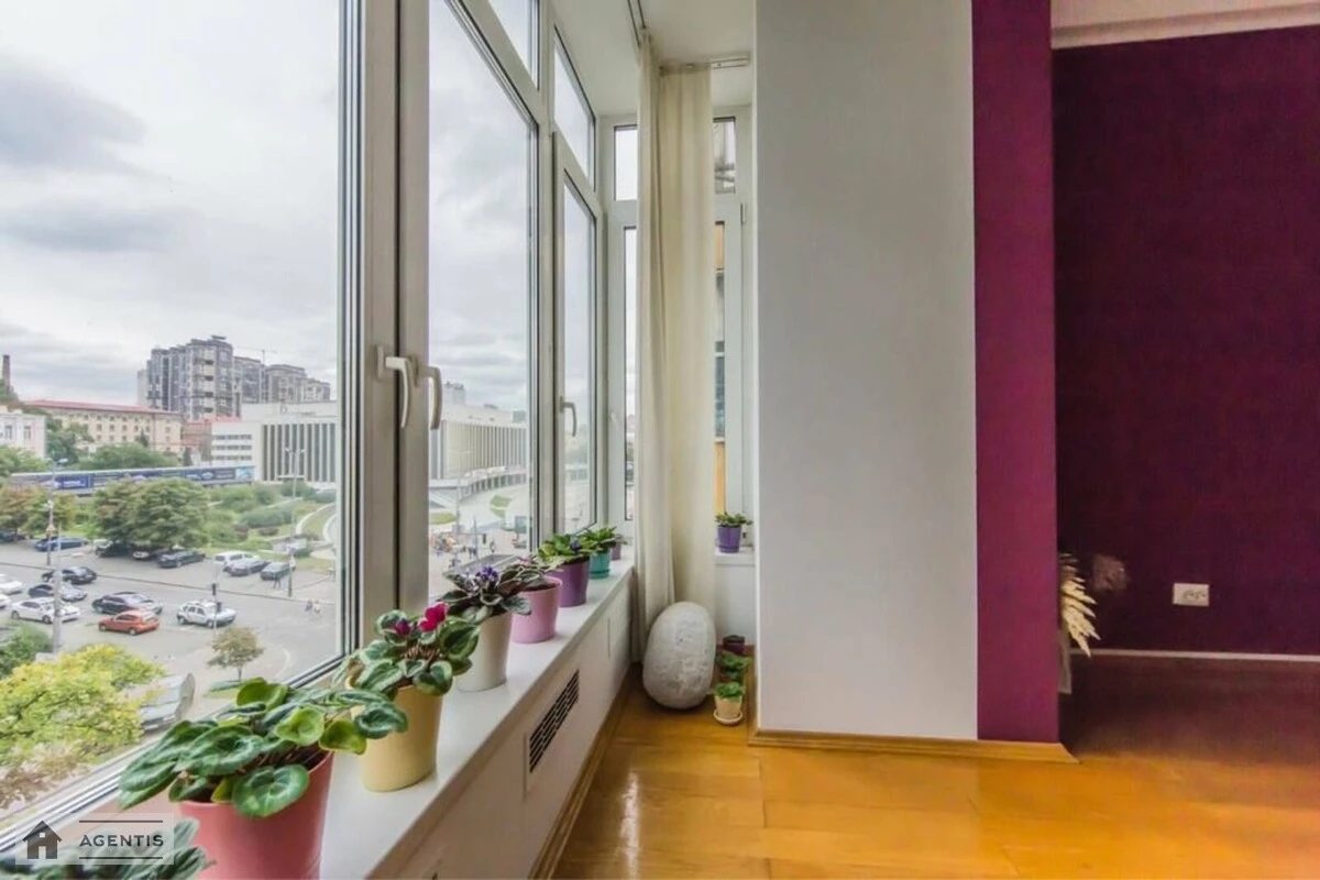 Apartment for rent 3 rooms, 90 m², 5th fl./9 floors. Velyka Vaselkivska, Kyiv. 