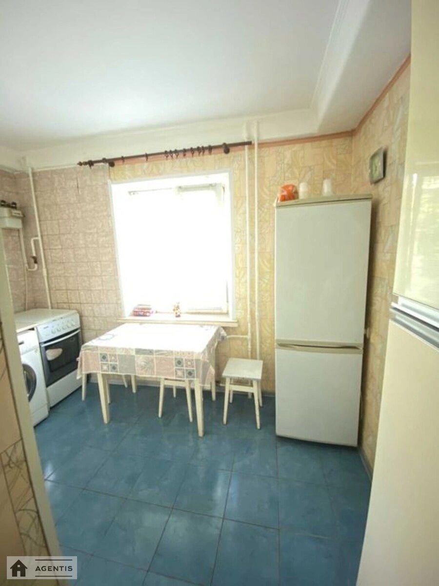 Сдам квартиру 2 комнаты, 46 m², 4 эт./5 этажей. Жуля Верна бульв. (Ромена Роллана), Киев. 