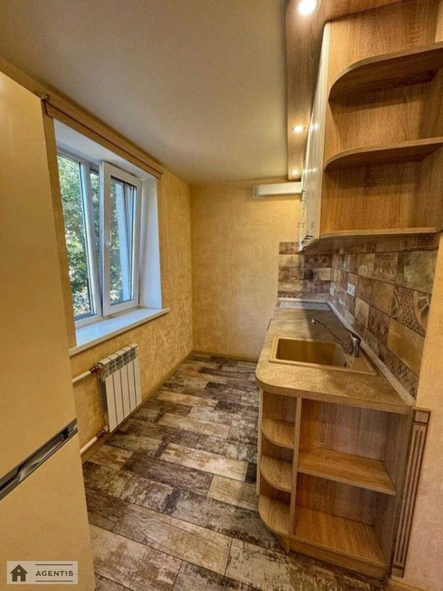 Сдам квартиру 1 комната, 30 m², 2 эт./5 этажей. 24, Пражская 24, Киев. 