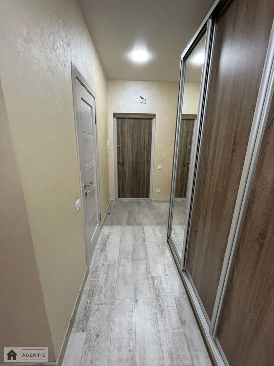 Сдам квартиру 1 комната, 41 m², 3 эт./9 этажей. 4, Теремковская 4, Киев. 