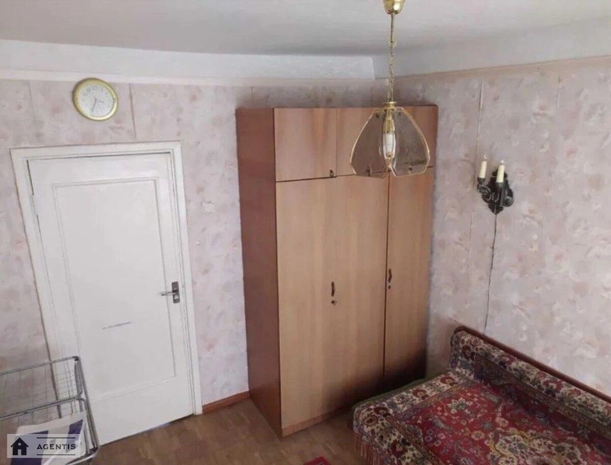 Сдам квартиру 3 комнаты, 62 m², 8 эт./9 этажей. Якубенківська вул. (Тропініна), Киев. 