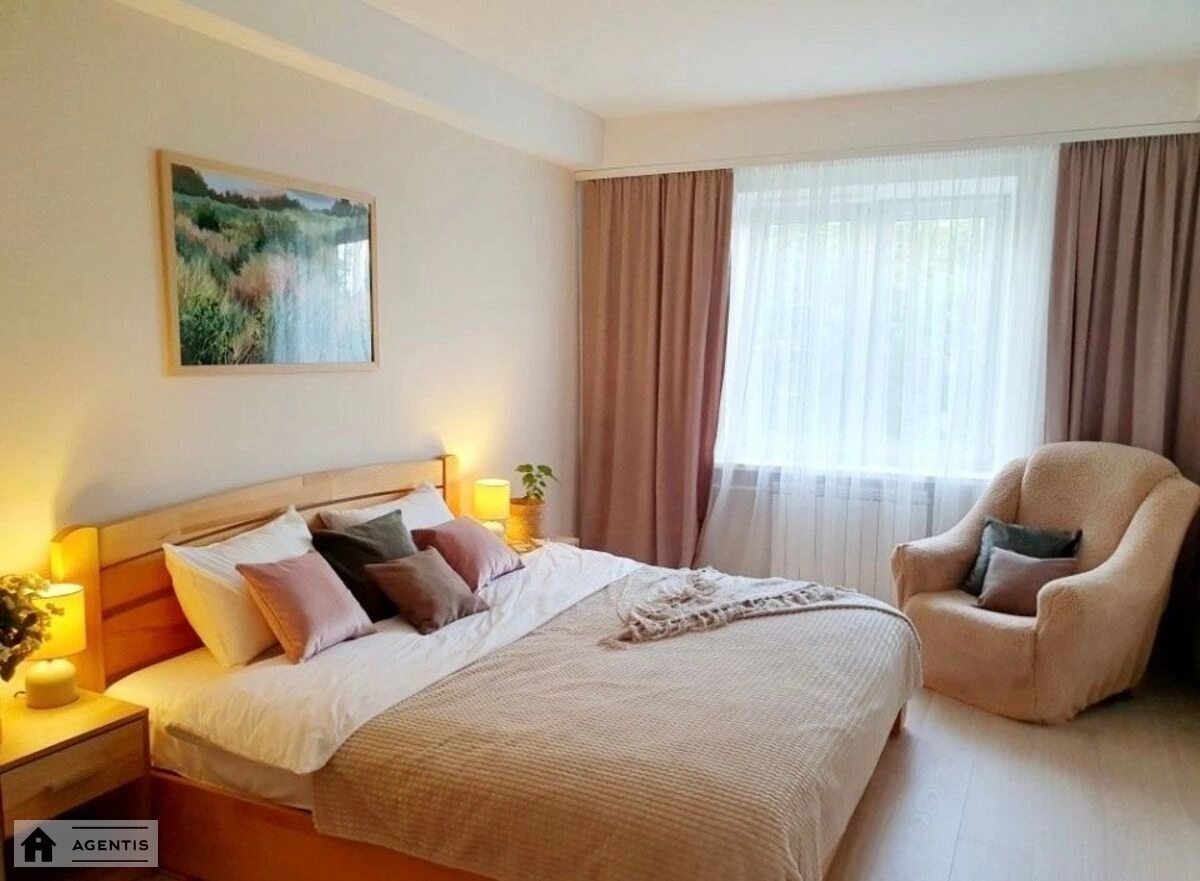 Apartment for rent 3 rooms, 80 m², 5th fl./9 floors. 7, Preobrazhenska vul. Ivana Klymenka, Kyiv. 