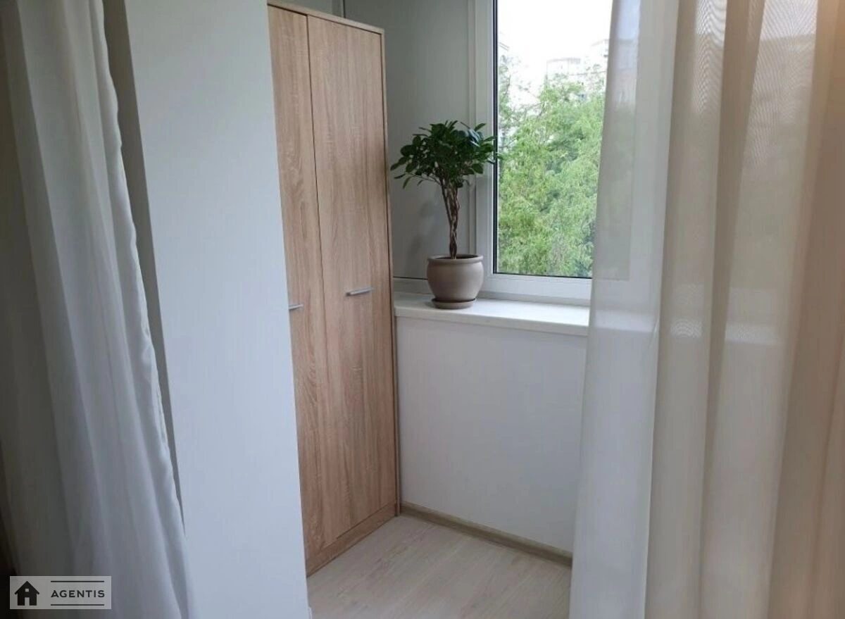 Apartment for rent 3 rooms, 80 m², 5th fl./9 floors. 7, Preobrazhenska vul. Ivana Klymenka, Kyiv. 