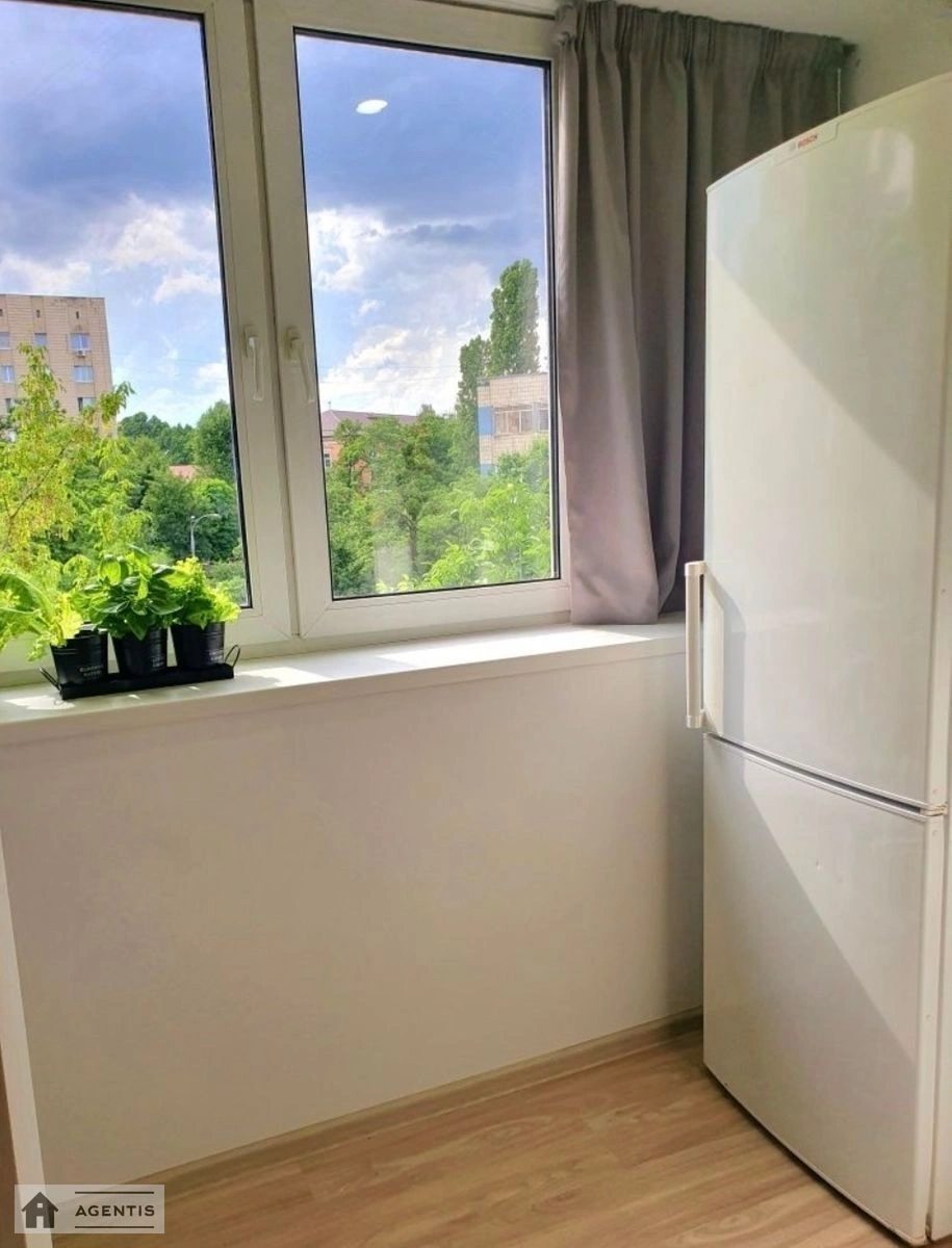 Apartment for rent 3 rooms, 80 m², 5th fl./9 floors. 7, Preobrazhenska vul. Ivana Klymenka, Kyiv. 