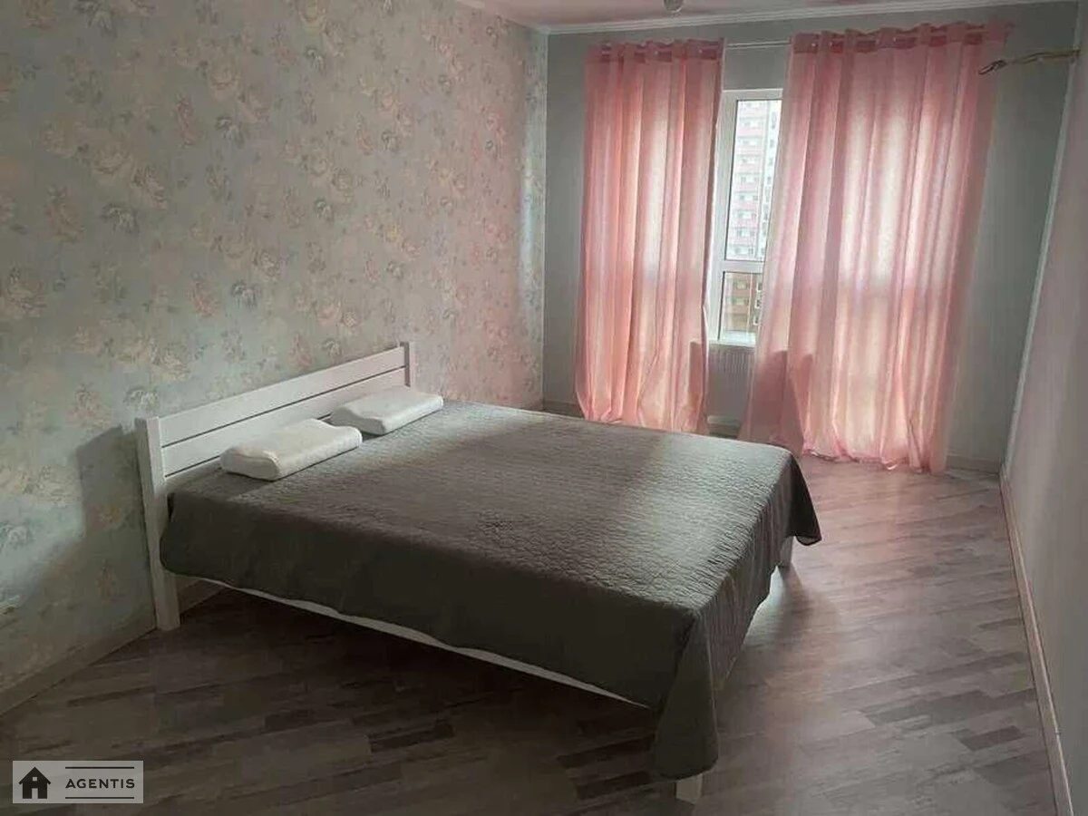 Apartment for rent 3 rooms, 89 m², 2nd fl./21 floors. 31, Dragomanova 31, Kyiv. 