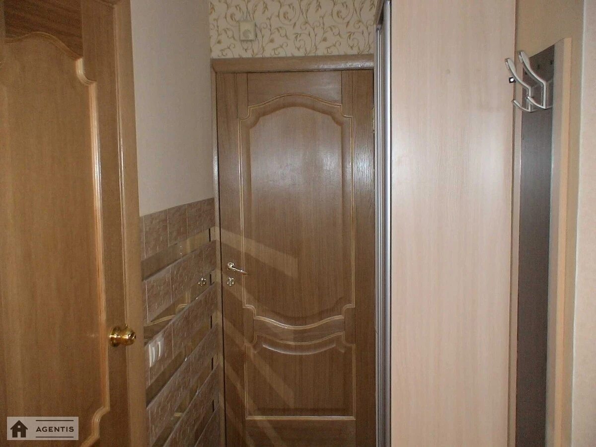 Apartment for rent 1 room, 24 m², 4th fl./9 floors. Pecherskyy rayon, Kyiv. 