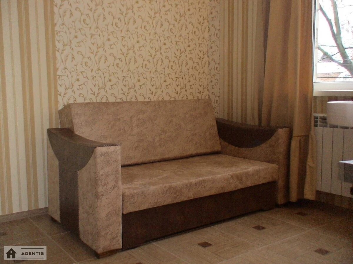 Apartment for rent 1 room, 24 m², 4th fl./9 floors. Pecherskyy rayon, Kyiv. 