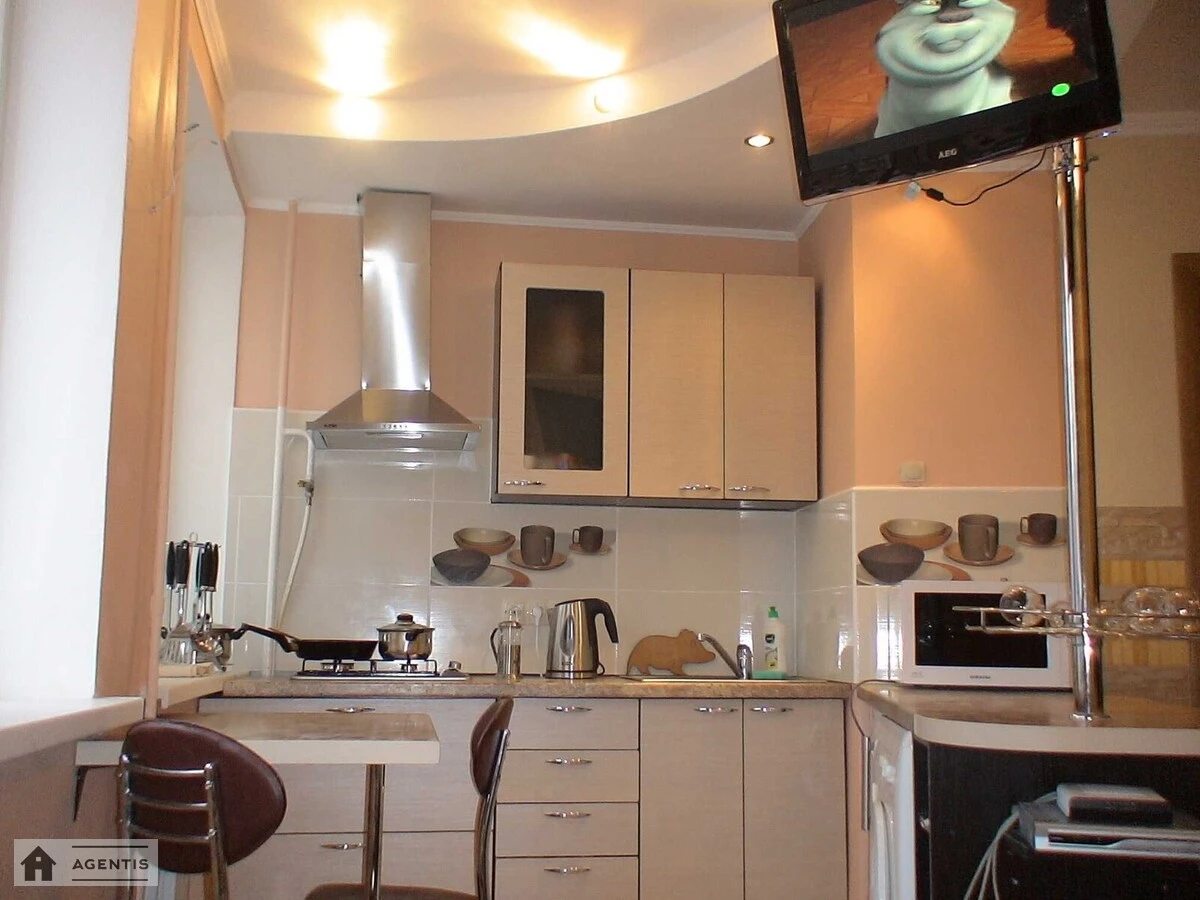 Apartment for rent 1 room, 24 m², 4th fl./9 floors. Pecherskyy rayon, Kyiv. 