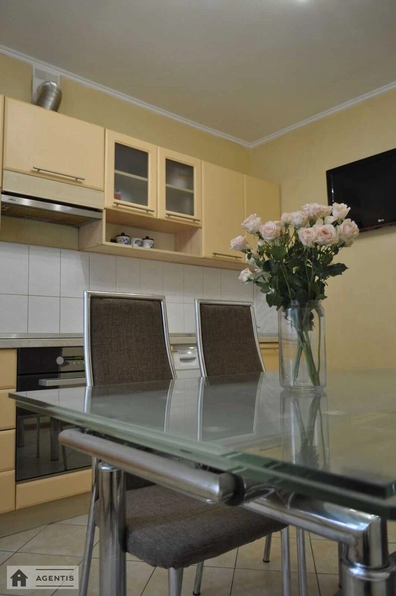 Apartment for rent 2 rooms, 76 m², 1st fl./16 floors. 37, Pravdy 37, Kyiv. 