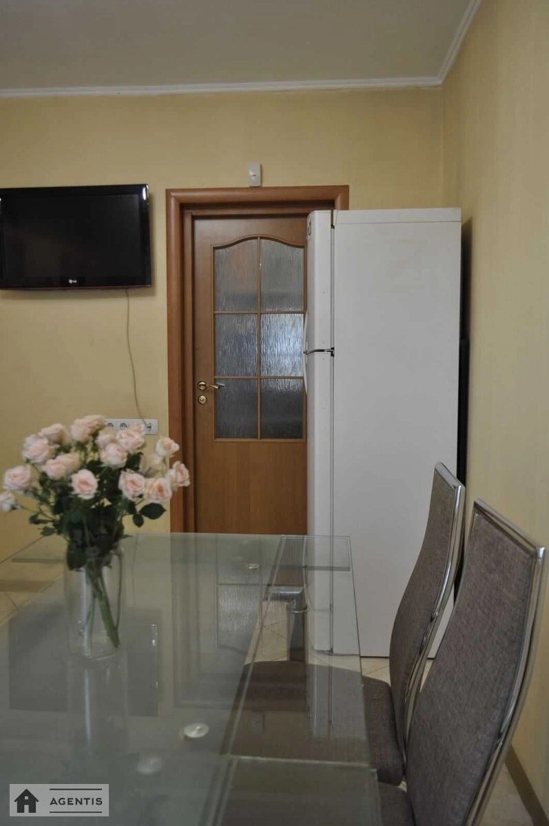 Apartment for rent 2 rooms, 76 m², 1st fl./16 floors. 37, Pravdy 37, Kyiv. 