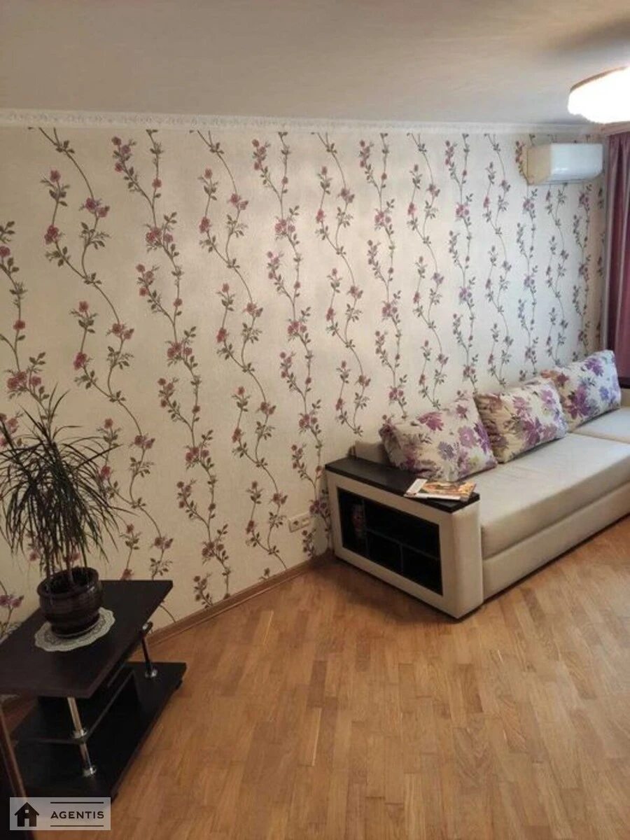 Сдам квартиру 3 комнаты, 90 m², 1 эт./9 этажей. 7, Голосеевский 7, Киев. 