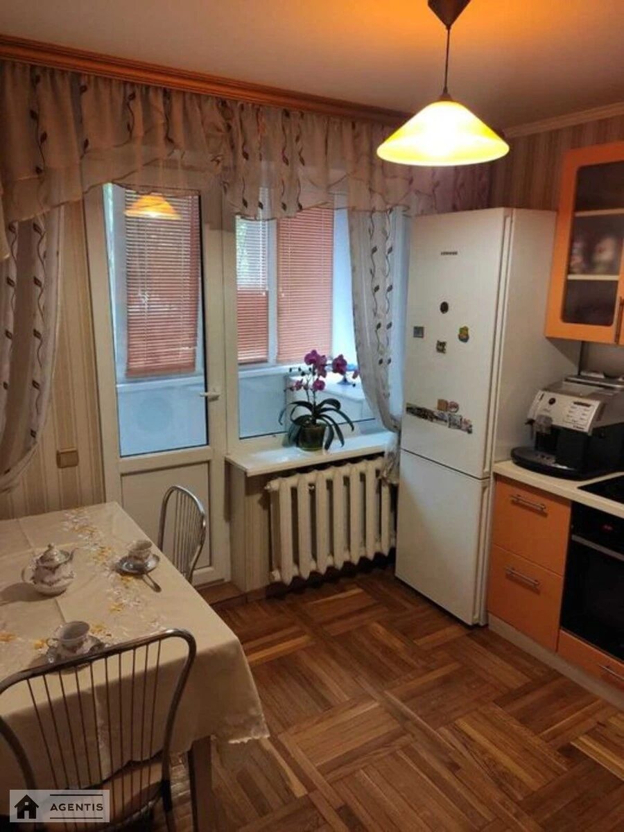 Сдам квартиру 3 комнаты, 90 m², 1 эт./9 этажей. 7, Голосеевский 7, Киев. 