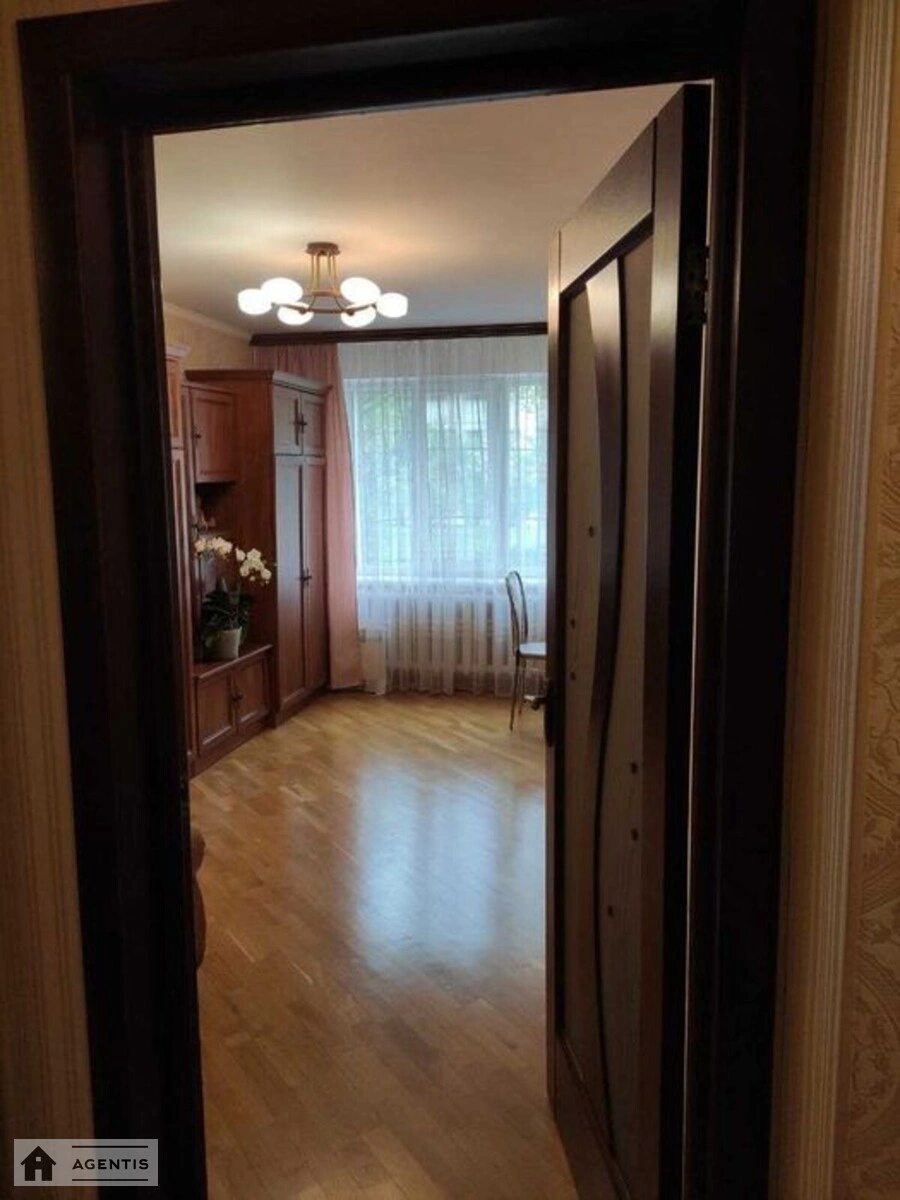 Сдам квартиру 3 комнаты, 90 m², 1 эт./9 этажей. 7, Голосеевский 7, Киев. 