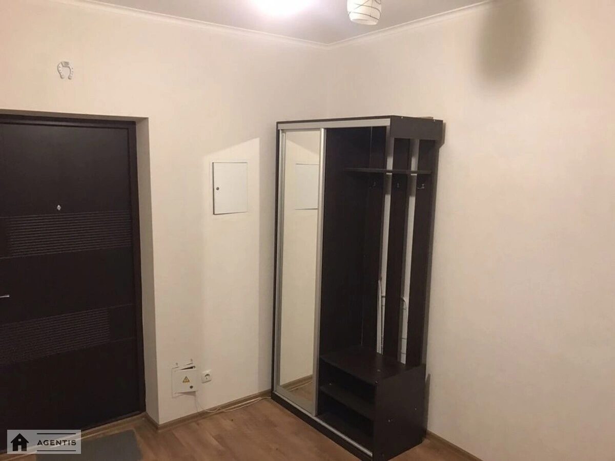 Сдам квартиру 1 комната, 57 m², 7 эт./16 этажей. 46, Любомира Гузара просп. (Космонавта Комарова), Киев. 