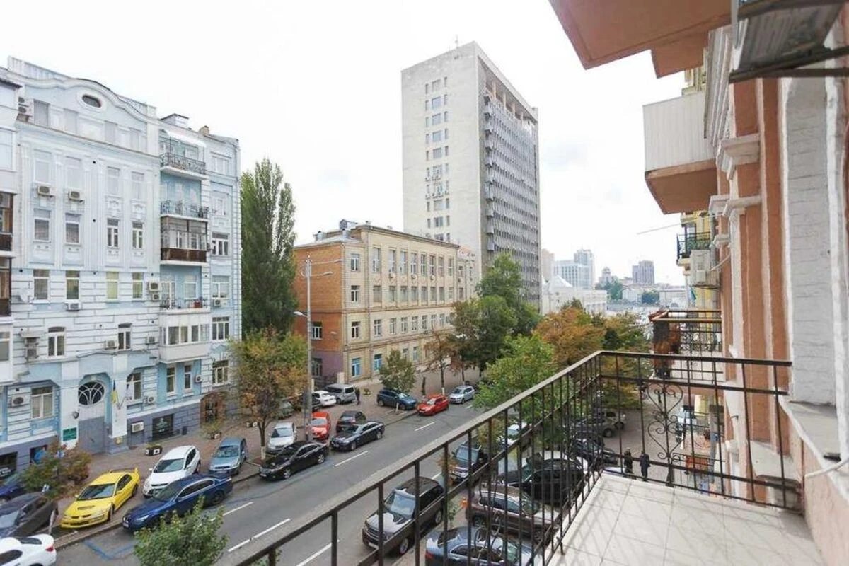 Apartment for rent 3 rooms, 140 m², 3rd fl./5 floors. 34, Shota Rustaveli vul., Kyiv. 