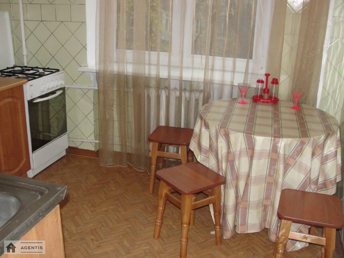 Apartment for rent 2 rooms, 61 m², 3rd fl./5 floors. Beresteyskyy prosp. Peremohy, Kyiv. 